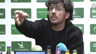 Javi Poves, durante su acalorada discusión con el vicepresidente del Cacereño