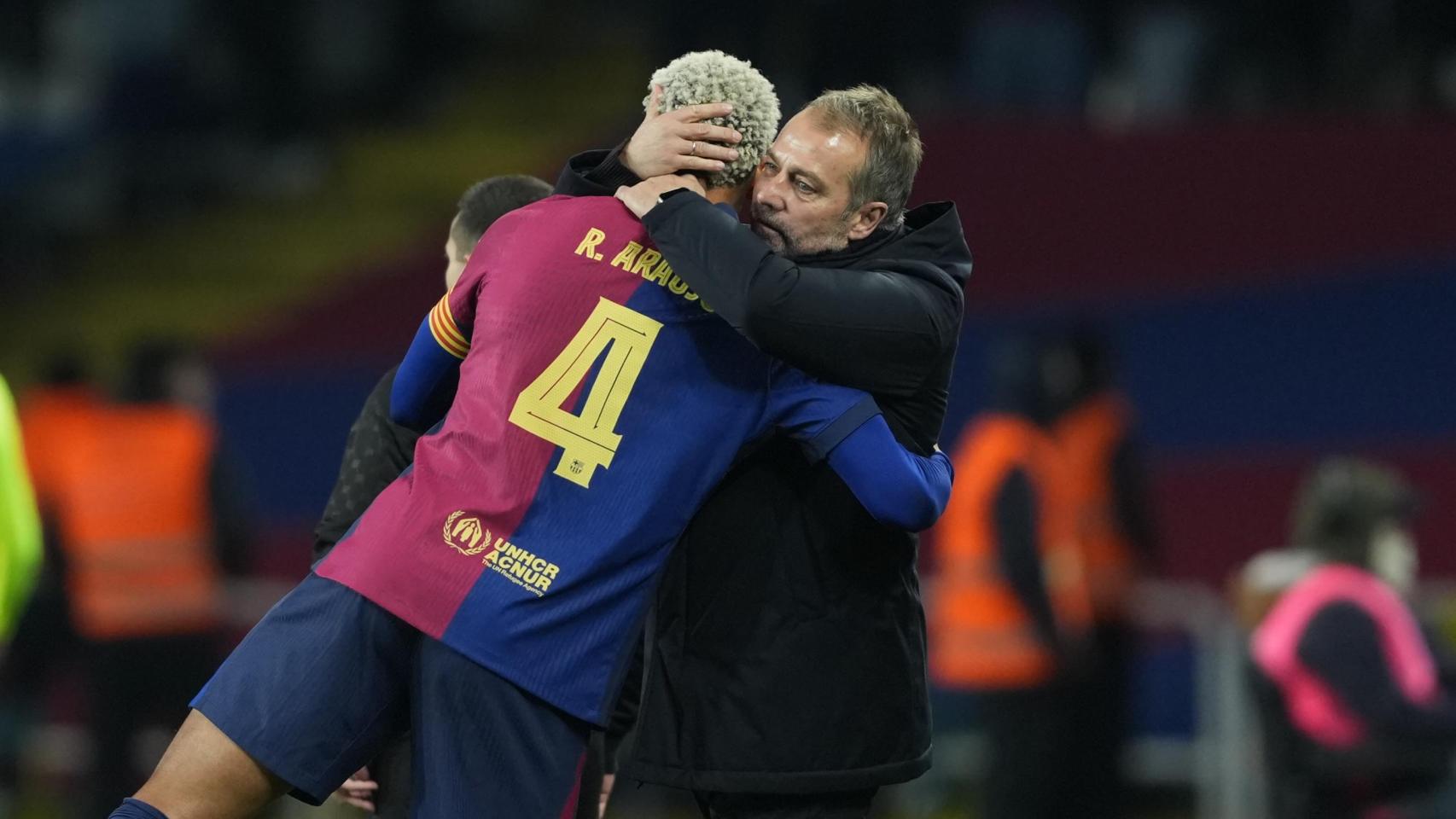 Hansi Flick se abraza con Ronald Araujo en un partido del FC Barcelona