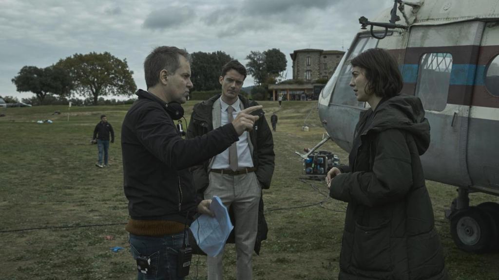 Galder Gaztelu-Urrutia da instrucciones a Mary Elizabeth Wintead ante la mirada de Jonah Hauer-King