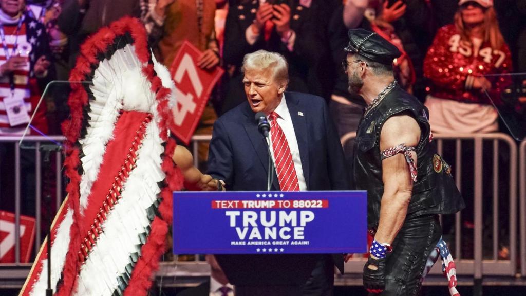 Donald Trump junto a dos miembros de Village People durante el mitin de la victoria celebrado este domingo en el Capitol One Arena de Washington D. C.