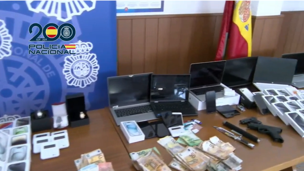 Los ordenadores incautados a la organización, junto con otros efectos.