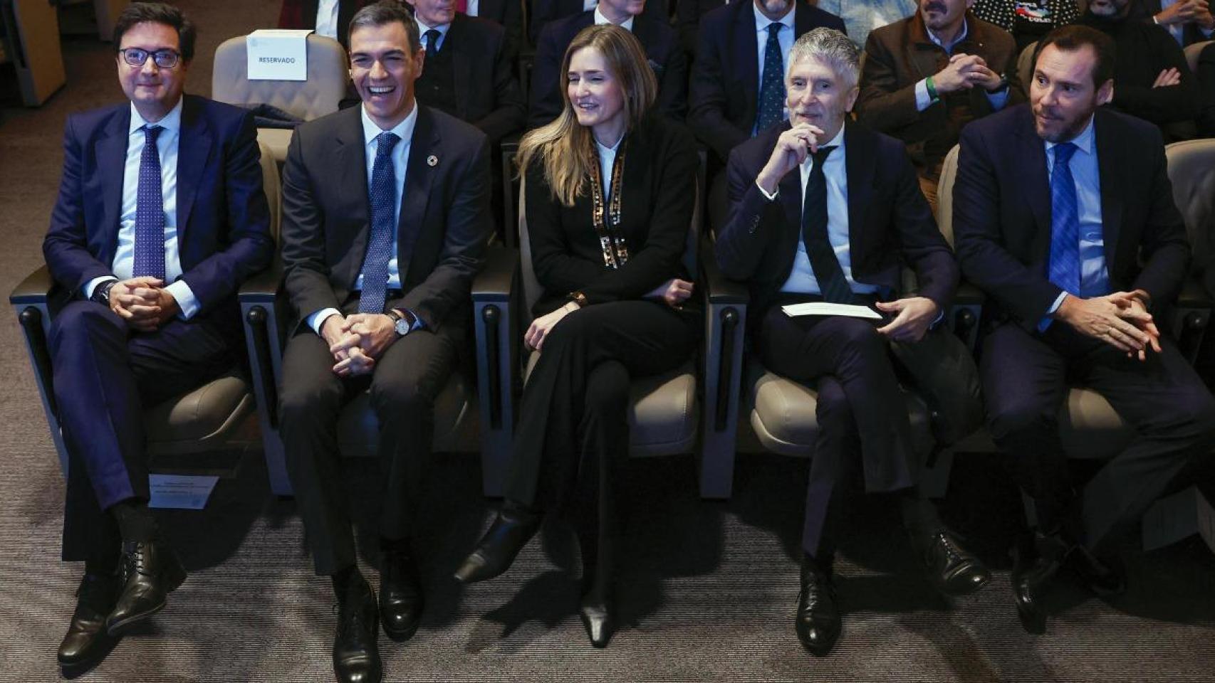 De izq. a dcha.: Óscar López, Pedro Sánchez, Sara Aagesen, Fernando Grande Marlaska y Óscar Puente, este lunes en una jornada sobre Inteligencia Artificial en Madrid.