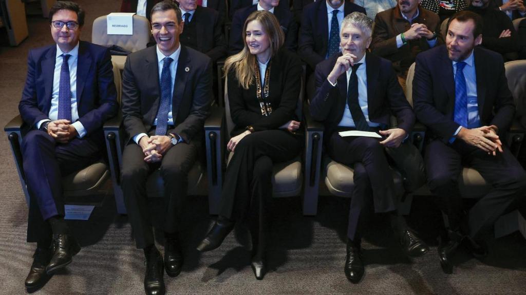 De izq. a dcha.: Óscar López, Pedro Sánchez, Sara Aagesen, Fernando Grande Marlaska y Óscar Puente, este lunes en una jornada sobre Inteligencia Artificial en Madrid.