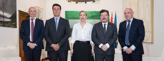 Las autoridades extremeñas, encabezas por la presidenta de la Junta, María Guardiola, junto con el CEO de MERLIN Properties, Ismael  Clemente.
