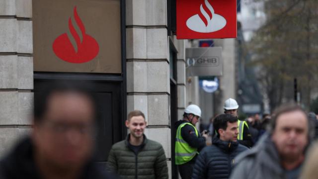 Gente caminando al lado de una sucursal de Santander el pasado 17 de enero.