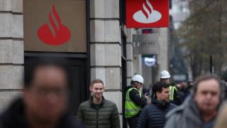Gente caminando al lado de una sucursal de Santander el pasado 17 de enero.
