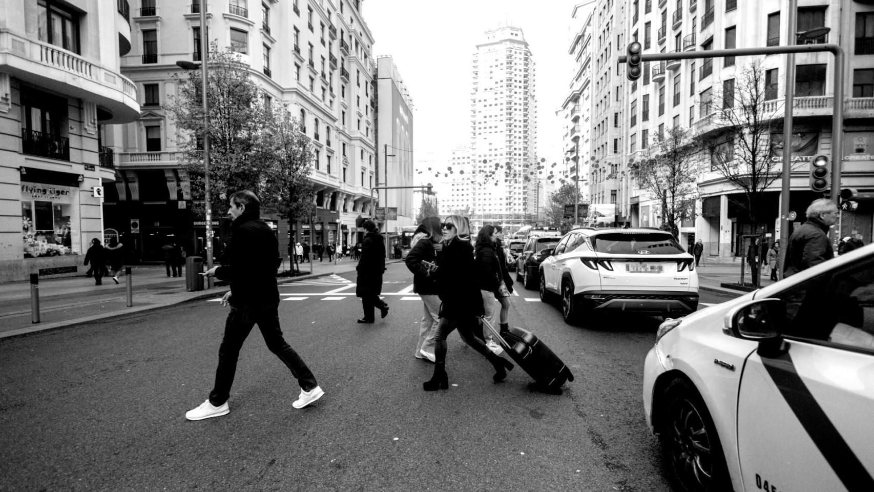 Varias personas en Gran Vía, Madrid.