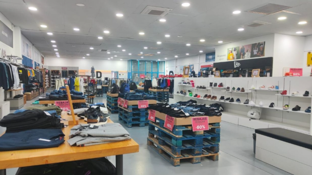 Vista de una tienda outlet del polígono de San José de Valderas.