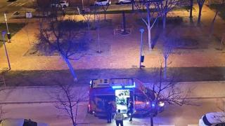 La ambulancia del Samur que atendió a la joven agredida en Carabanchel.