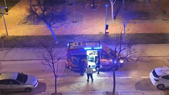 La ambulancia del Samur que atendió a la joven agredida en Carabanchel.