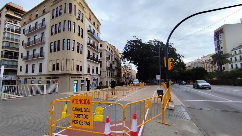 Imagen de las obras en el carril bici de la Alameda Principal de Málaga.