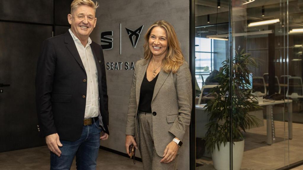 Susana Solís en una visita a Martorell con Wayne Griffiths, CEO de Seat y Cupra.