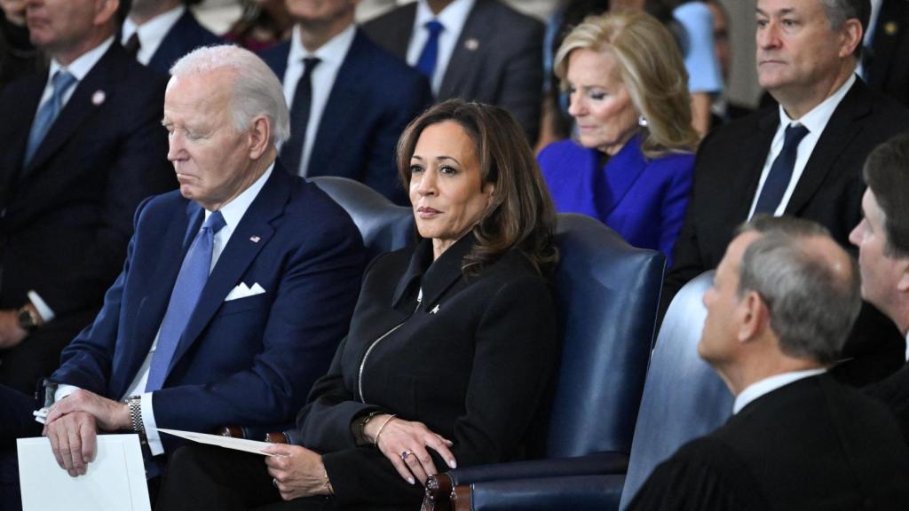 El presidente saliente, Joe Biden, y la ya exvicepresidenta Kamala Harris, en la ceremonia de investidura.