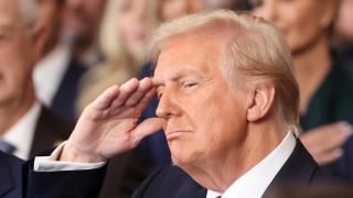 Donald Trump, durante el canto del himno nacional en su toma de posesión presidencial.