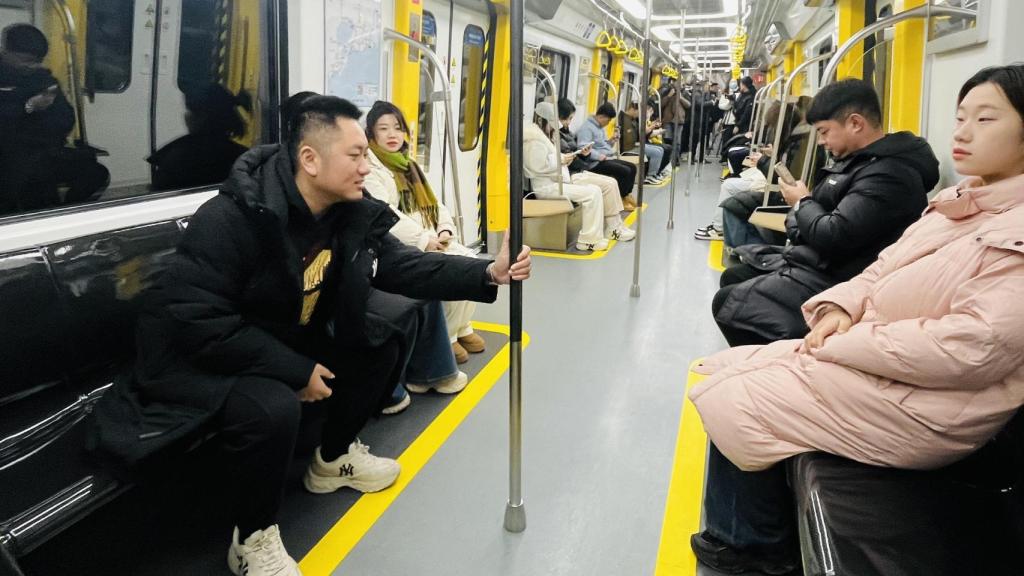 El interior de los vagones del Cetrovo 1.0 es colorido y espacioso