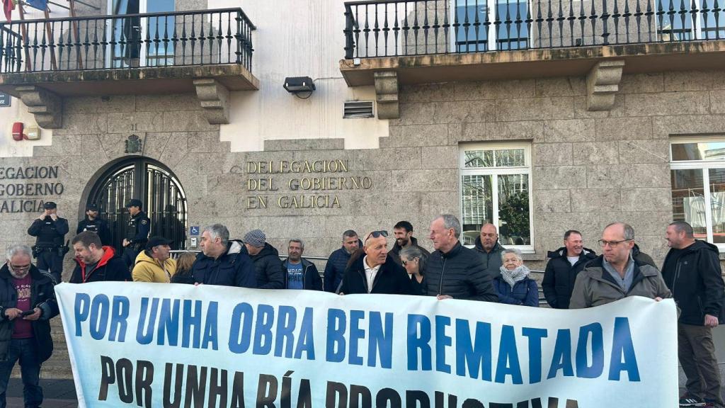 Protesta de los mariscadores de la ría de O Burgo este lunes en  A Coruña.