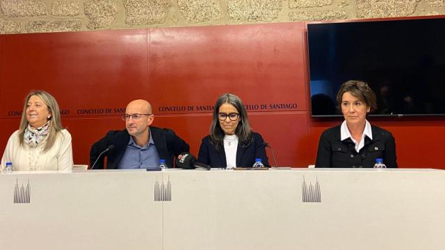 El grupo municipal socialista en Santiago, este lunes.