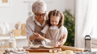 Una abuela cocina con su nieta