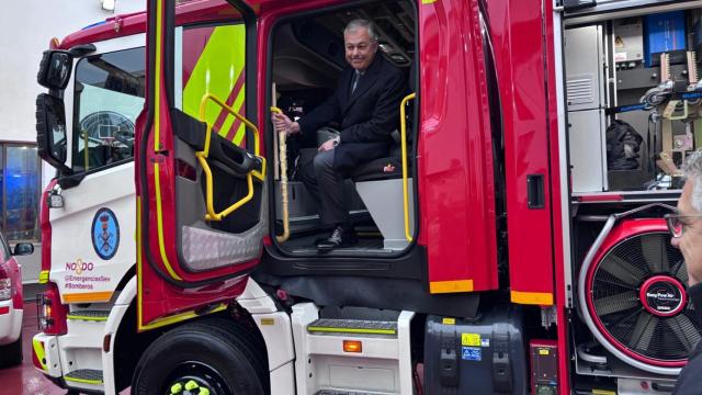 José Luis Sanz, en el asiento del conductor del nuevo vehículo autobomba de los Bomberos de Sevilla.