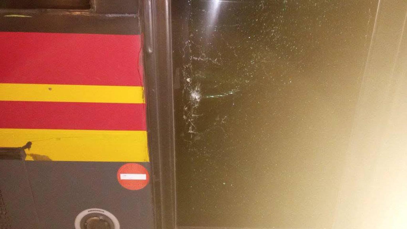 Imagen del ataque al autobús de Tussam en el Polígono Sur.