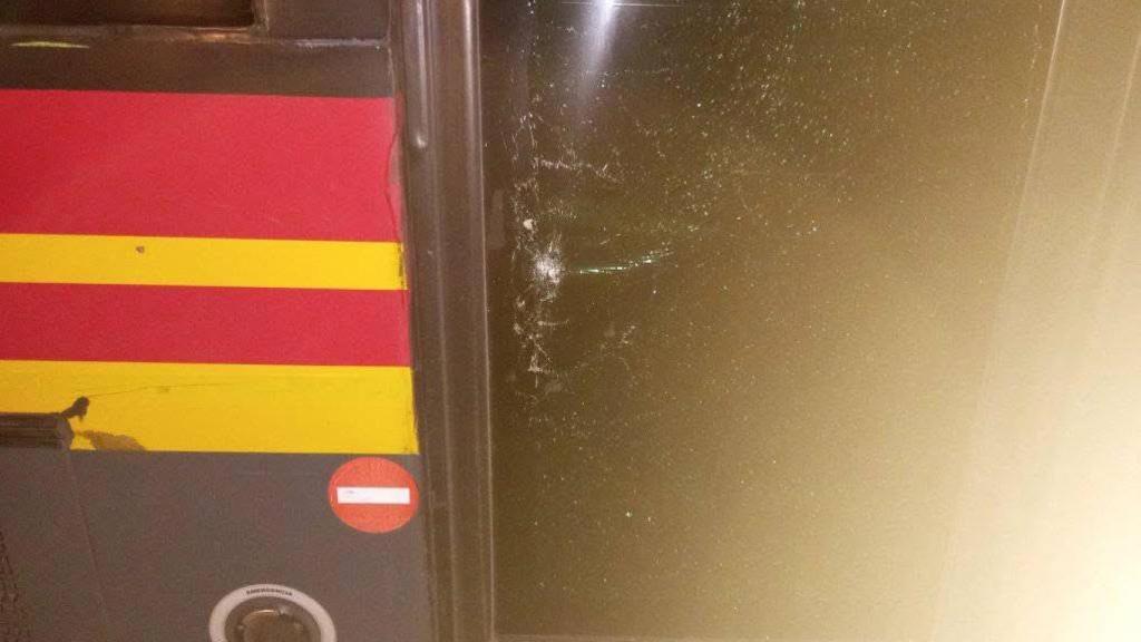 Imagen del ataque al autobús de Tussam en el Polígono Sur.