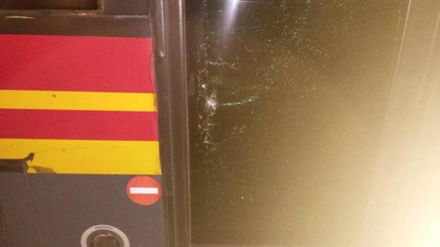 Imagen del ataque al autobús de Tussam en el Polígono Sur.