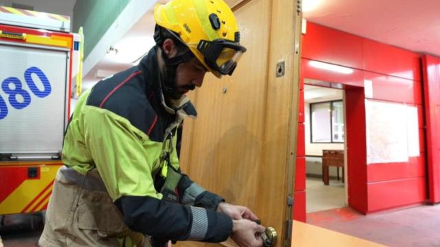 Los Bomberos de Sevilla, mucho más allá del fuego: pioneros en España en el rescate de personas en su casa