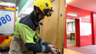 Los Bomberos de Sevilla, mucho más allá del fuego: pioneros en España en el rescate de personas en su casa