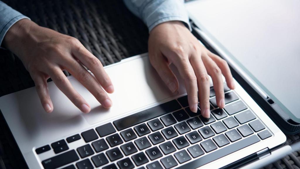 Manos en un teclado