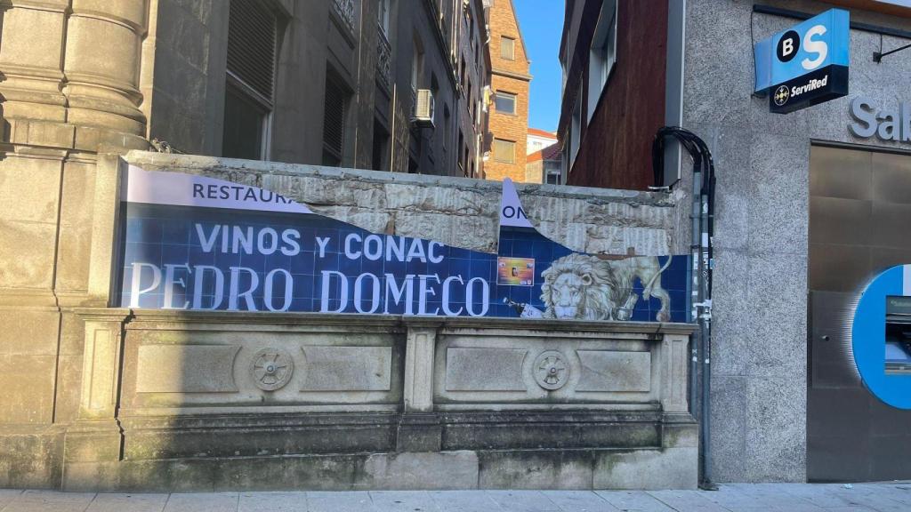 La lona que sustituye al histórico mosaico de Domecq, en la viguesa Policarpo Sanz, vandalizada.