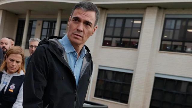 Pedro Sánchez, durante su primera visita a Valencia tras la dana del 29 de octubre. Efe / Manuel Bruque