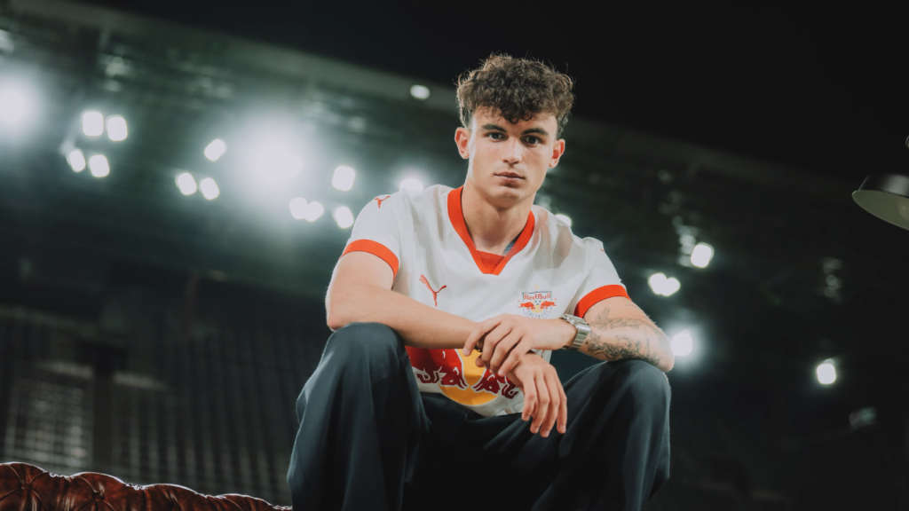 Stefan Bajcetic posa con la camiseta del Red Bull Salzburgo