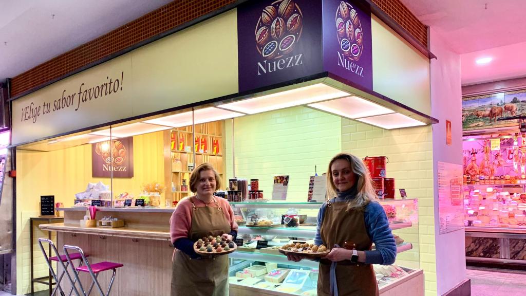 Adeline y Mariana en su puesto de mercado Nuezz.