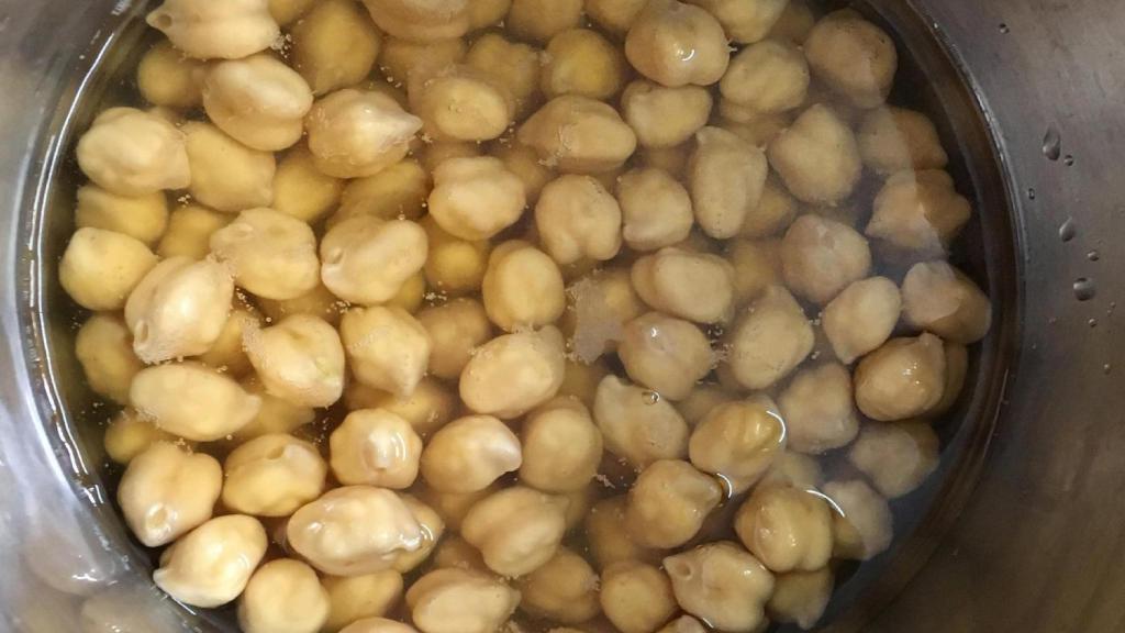 Garbanzos en agua.