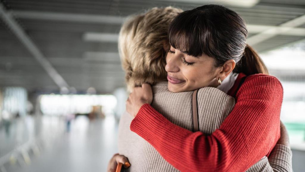 Madre e hija se abrazan.