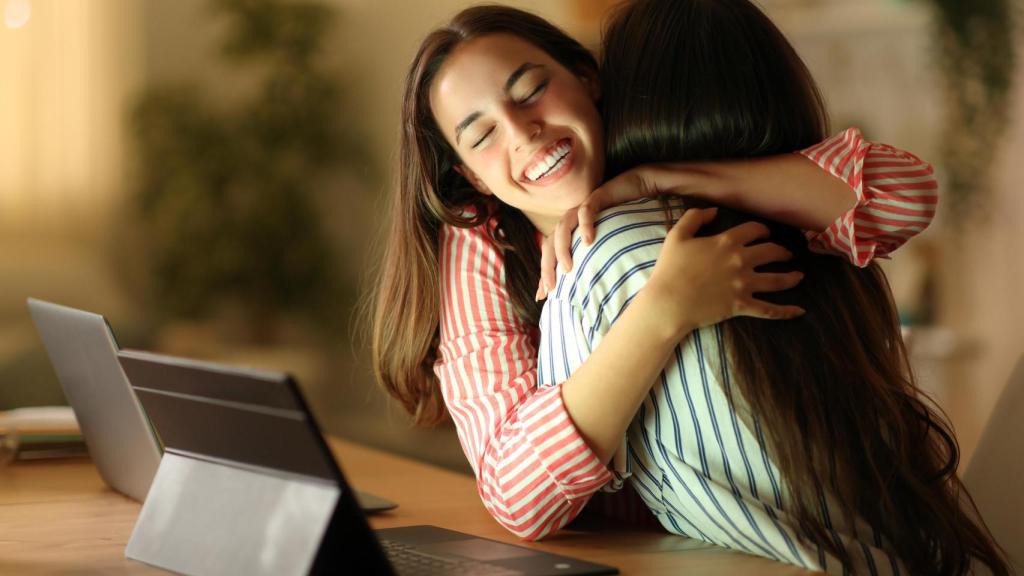 Dos amigas estudiando liberan oxitocina.