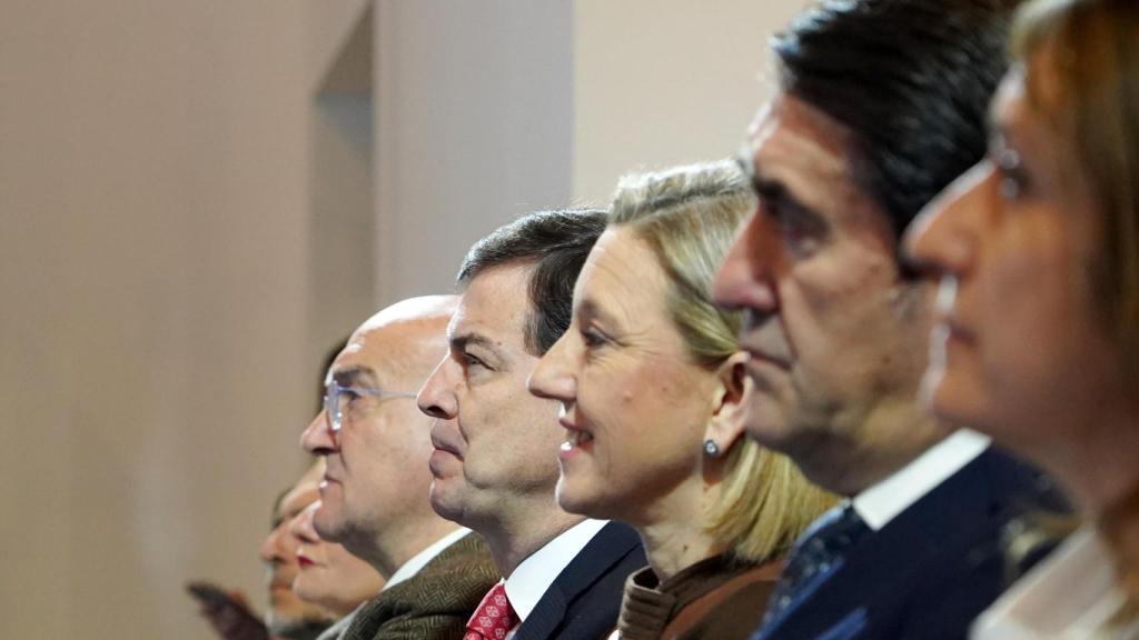 Jesús Julio Carnero, Alfonso Fernández Mañueco, Isabel Blanco, Juan Carlos Suárez-Quiñones y Rocío Lucas en el acto de firma del Gran Pacto Social por las Familias