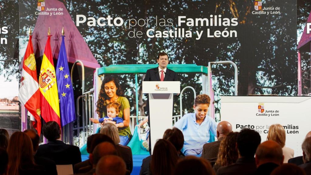 El presidente de la Junta de Castilla y León, Alfonso Fernández Mañueco, preside el acto de firma del Pacto Social por las familias de la Comunidad.
