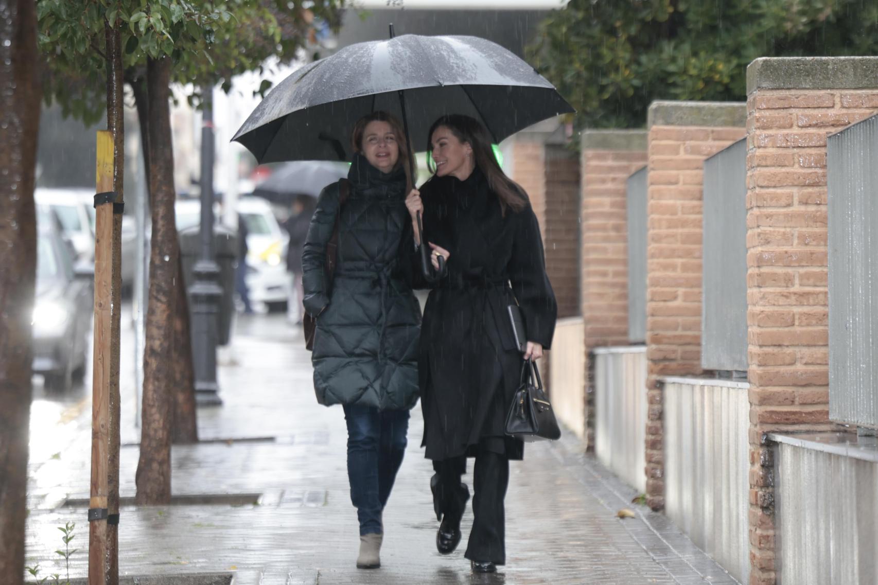 La reina Letizia y María Jesús Ocaña llegando a una reunión de trabajo en Madrid.