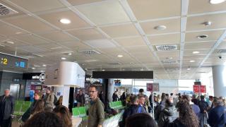 Colas en el aeropuerto de Alvedro, de A Coruña, por el retraso de un vuelo