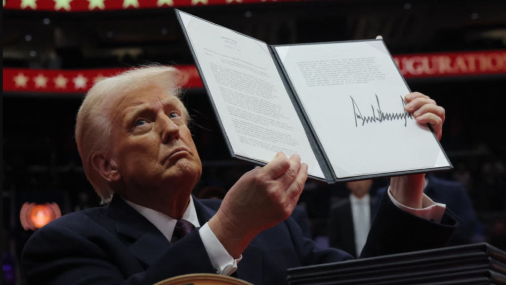 El presidente estadounidense Donald Trump presenta una orden ejecutiva durante el desfile inaugural EE.UU.