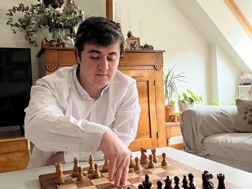 Jaime jugando al ajedrez