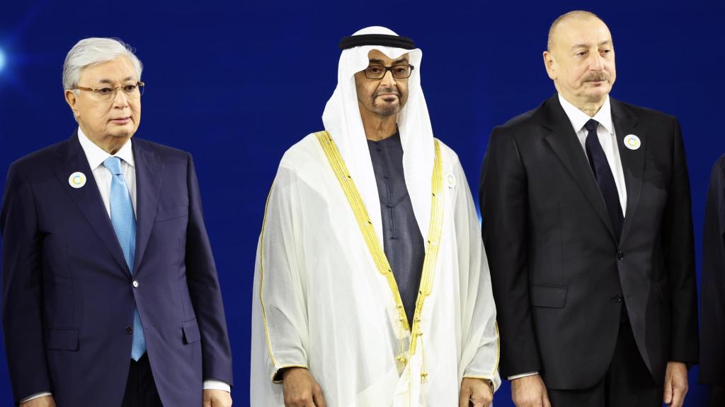 De izquierda a derecha: los presidentes de Kazajistán, Emiratos Árabes y Azerbaiyán en la Cumbre Mundial de la Energía del Futuro.
