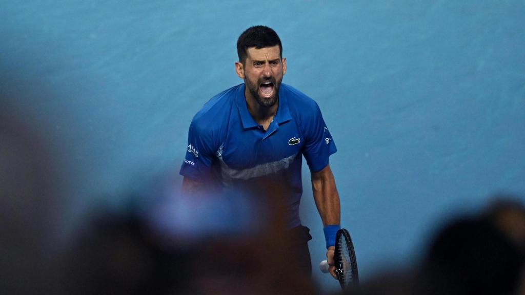 Novak Djokovic celebra con rabia durante su partido contra Carlos Alcaraz