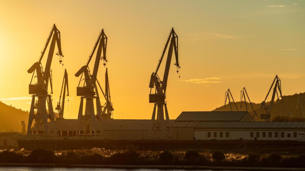 Grúas de astillero al atardecer en Ferrol.