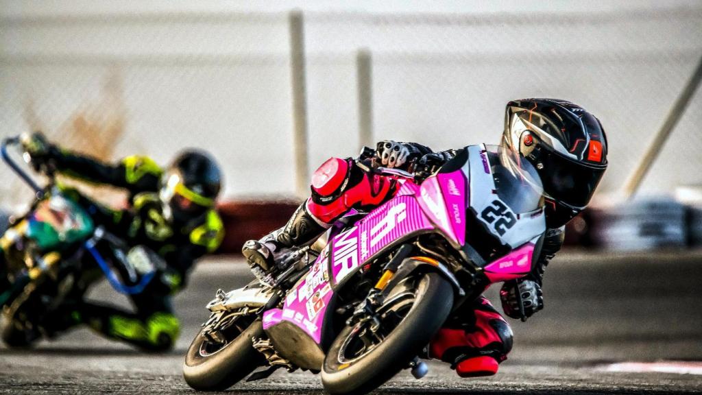 Leo liderando una carrera