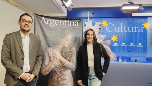 El concejal de Cultura, Ángel Fernández Silva, junto a la cantaora onubense Argentina