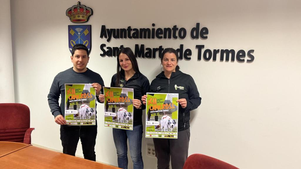 En la imagen Jorge Valiente, concejal de  Deportes, y Leticia Martín y Concepción Hernández, de Canicross  Salamanca