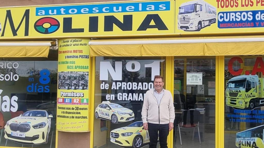 Jesús Molina frente a una de sus 24 autoescuelas.