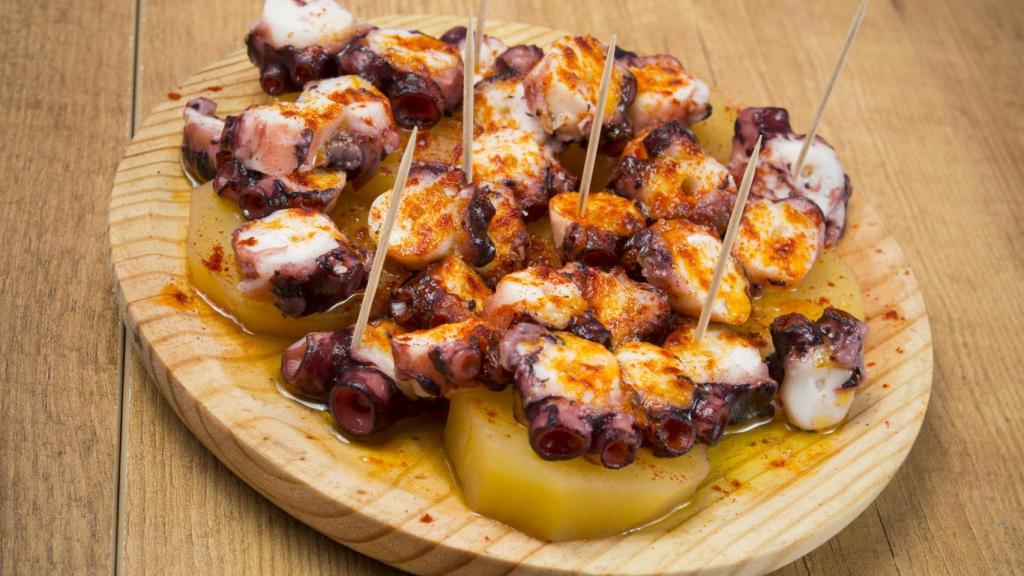 Plato de pulpo á feira con cachelos.